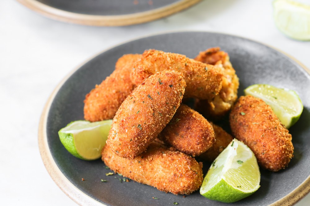 Croquetas de jamón doradas con limón