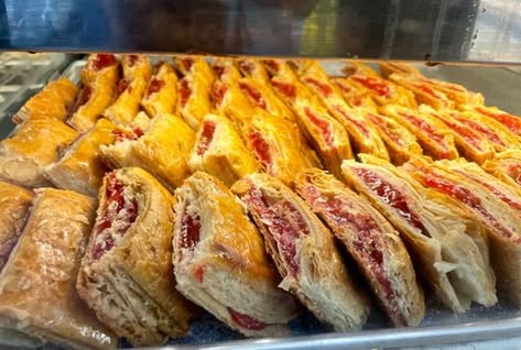Bandeja de pastelitos de guayaba recién horneados en Bella Havana