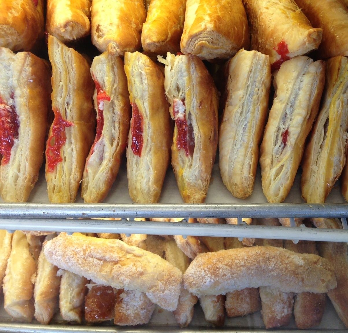 Pastelitos de guayaba y queso en vitrina